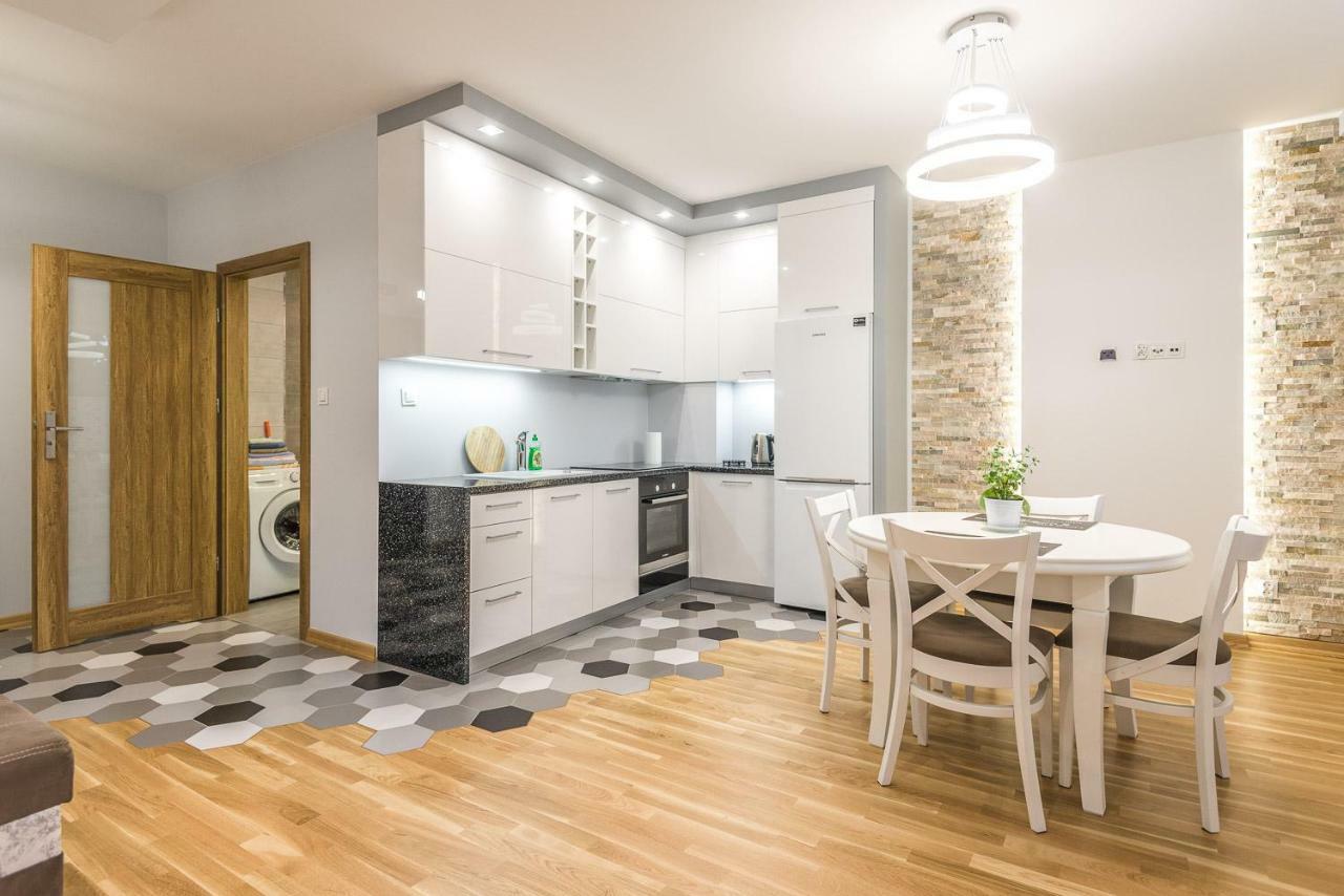Apartament 48M W Centrum Grojca Grojec  Bagian luar foto